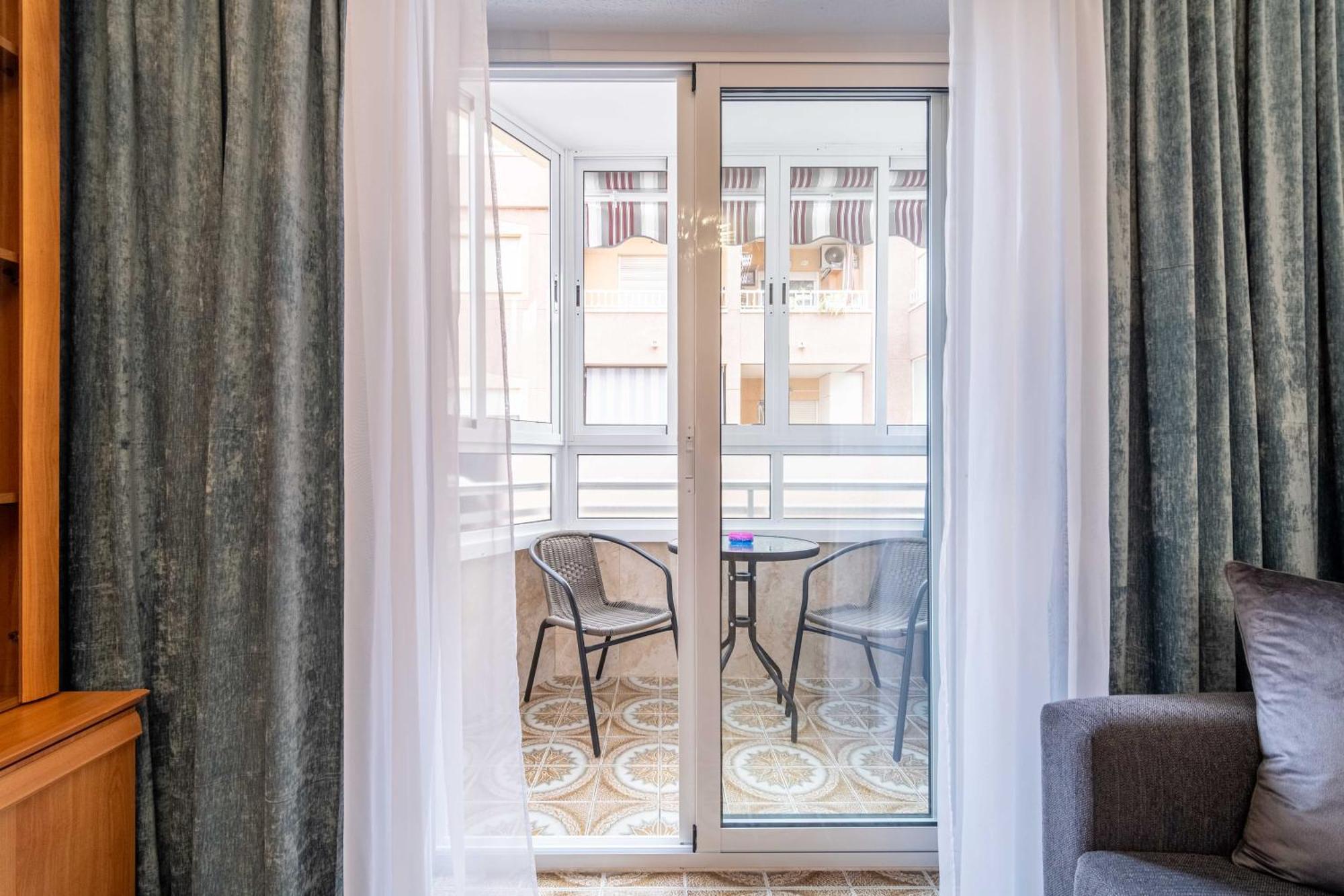 Calle Helsinki 23, With 2 Bedrooms , 200 Meters From Locos *