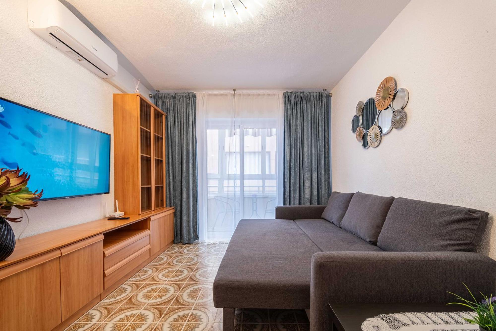 Calle Helsinki 23, With 2 Bedrooms , 200 Meters From Locos
