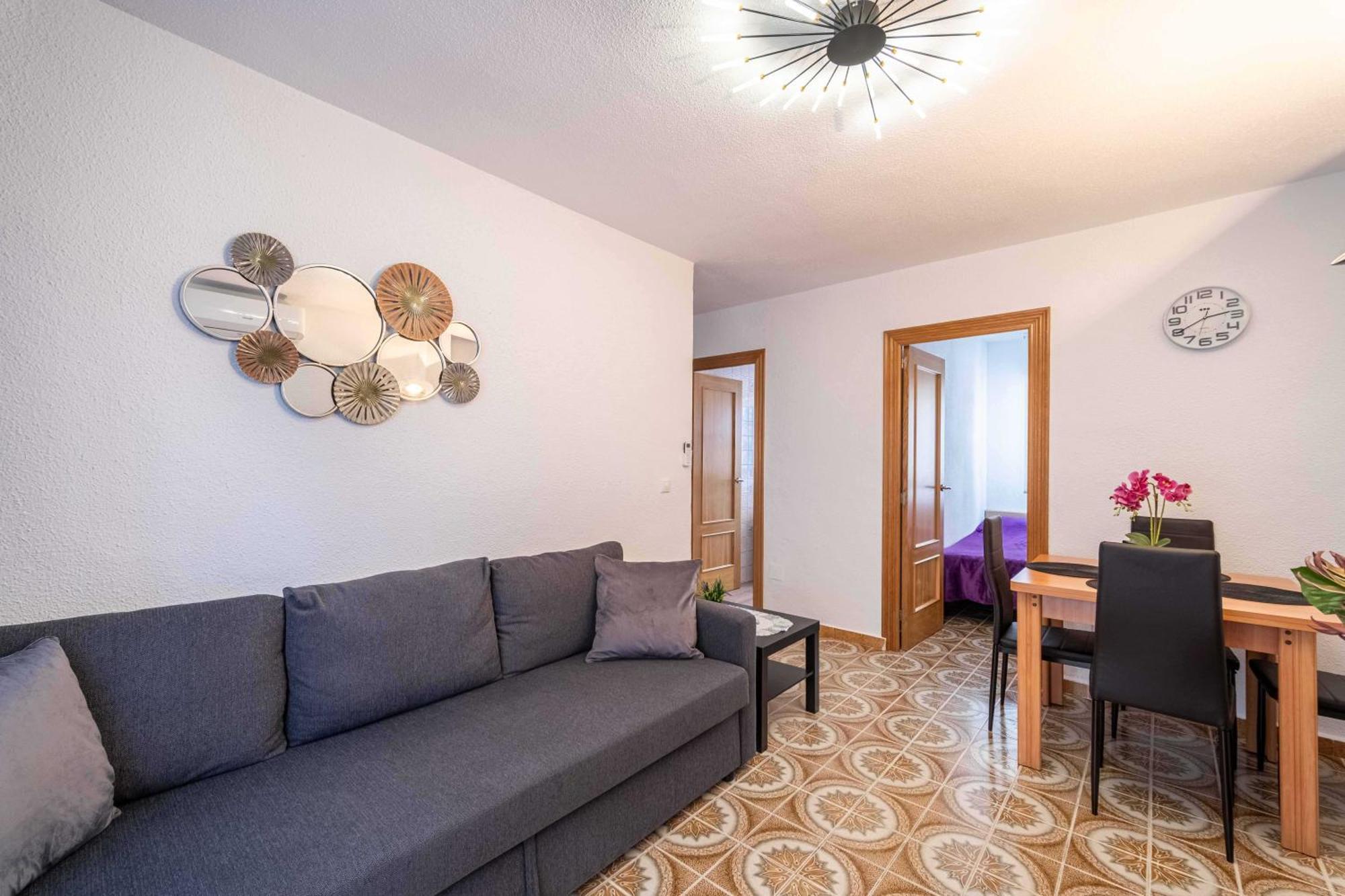 Calle Helsinki 23, With 2 Bedrooms , 200 Meters From Locos Apartment *