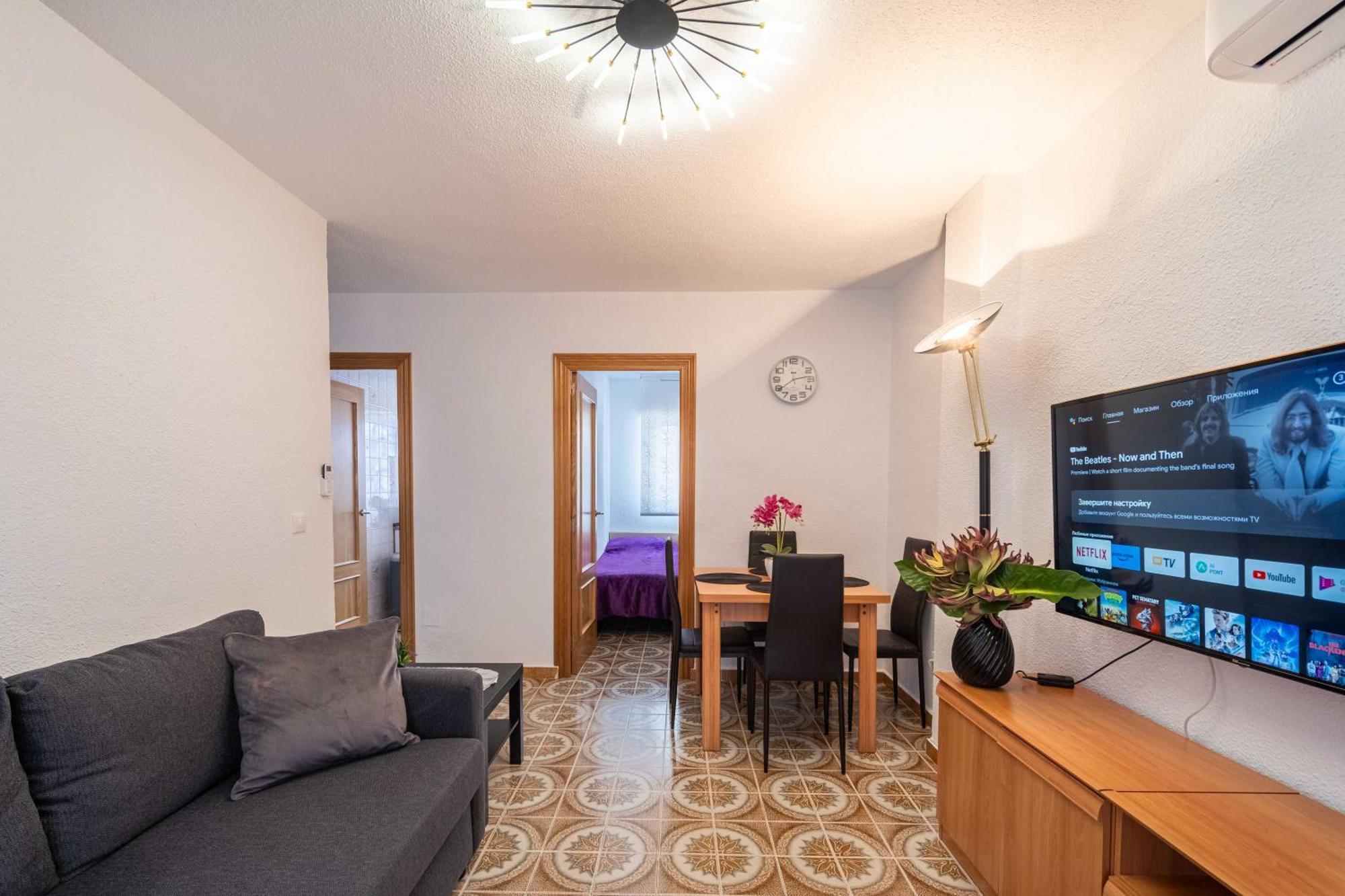 Calle Helsinki 23, With 2 Bedrooms , 200 Meters From Locos Torrevieja