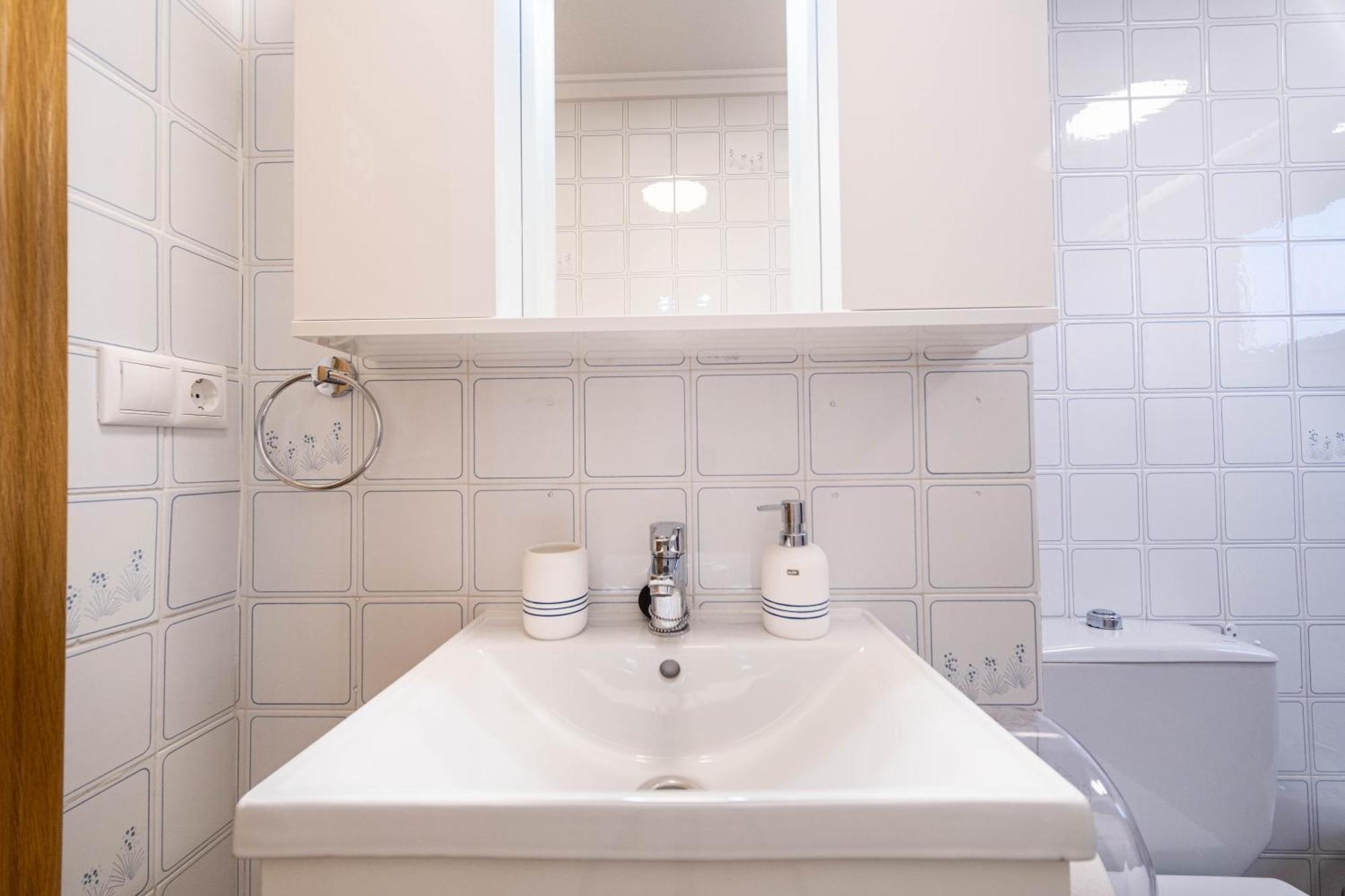 Calle Helsinki 23, With 2 Bedrooms , 200 Meters From Locos *
