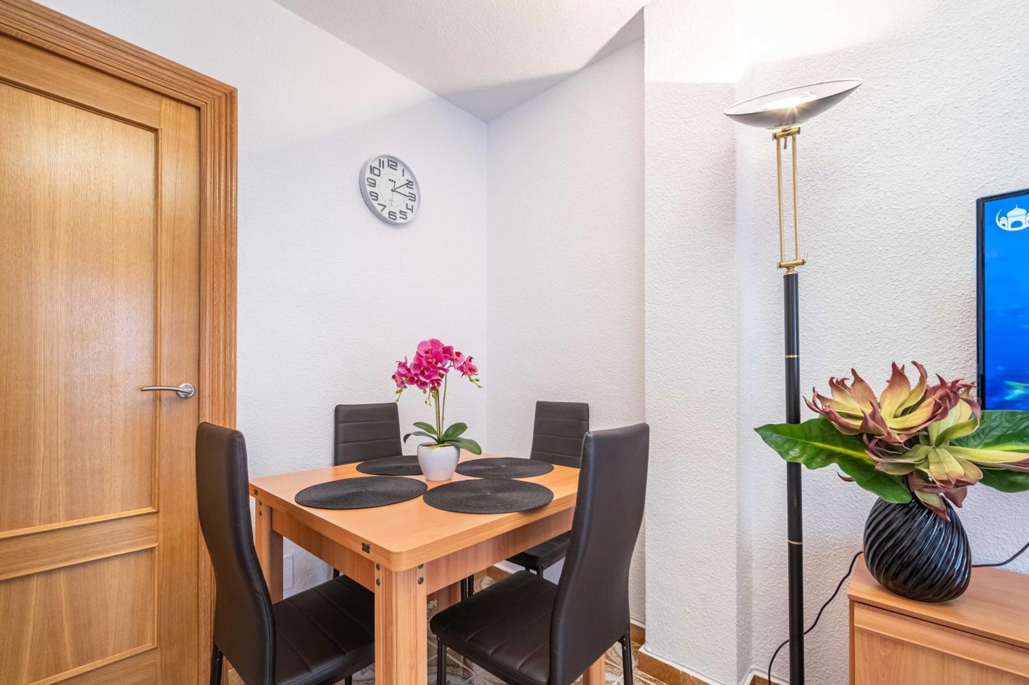 Calle Helsinki 23, With 2 Bedrooms , 200 Meters From Locos Apartment