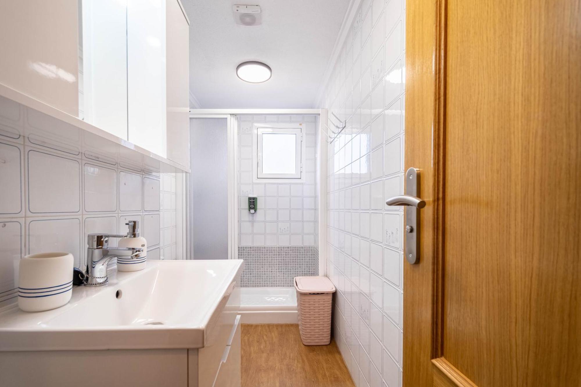 Calle Helsinki 23, With 2 Bedrooms , 200 Meters From Locos Appartement Torrevieja
